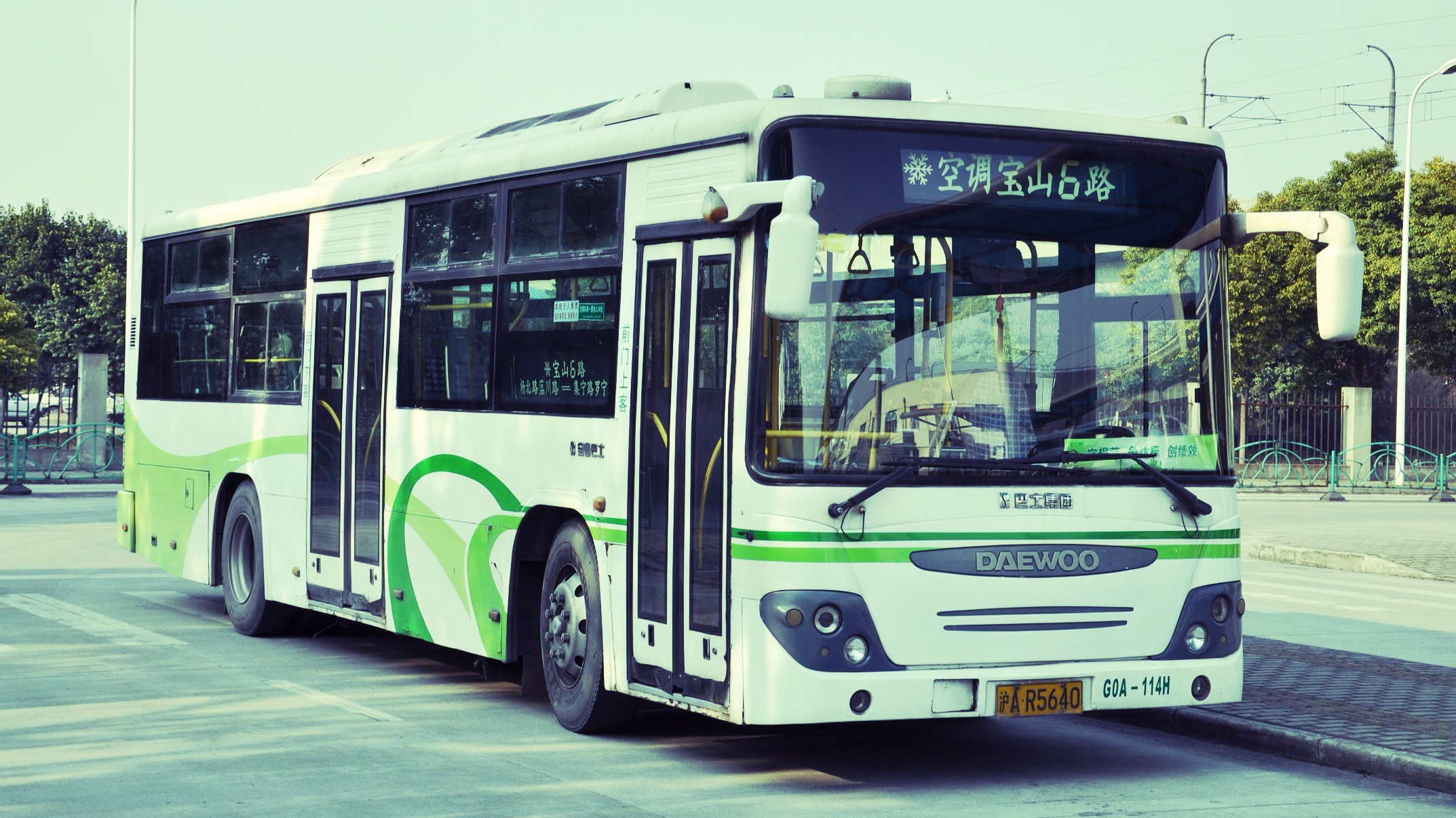 Shanghai_Bus_BaoshanLine6_G0A-114H_GDW6105G.jpg